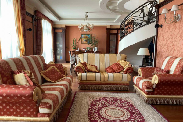 Отдельно стоящее здание в историческом центре Львова